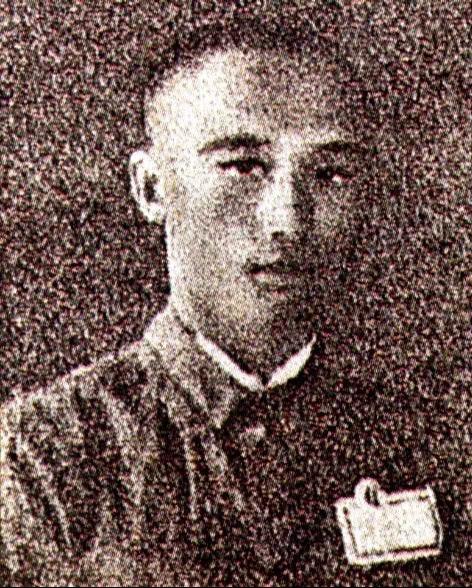 腹部被日军机枪击中9弹扔大喊冲锋。程智，1907年出生，湖南醴陵人，早...