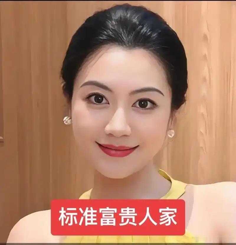 秋季变好看的特征:下巴、眼袋、脸颊这些部位属水，水也管脸上的水润，水好的话，下巴