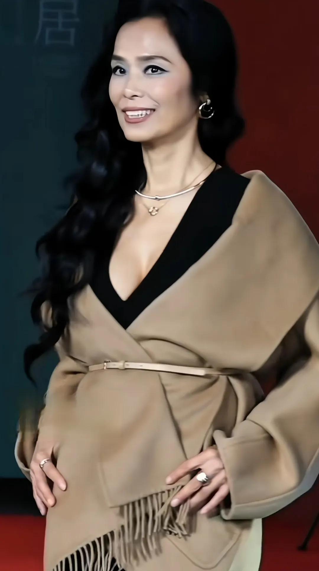 65岁的韦唯，生了三个混血儿子。还是这么漂亮，风韵犹存[赞]