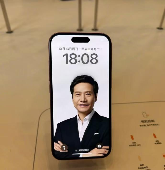 笑不活了，继AI雷军后，又有网友去苹果店搞事情，把苹果16的壁纸换成了雷军，该说