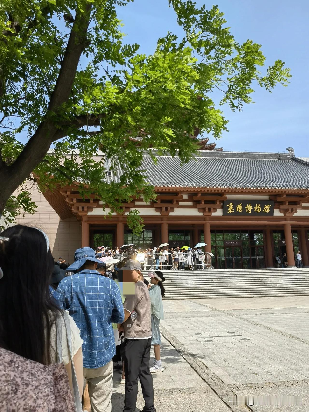 想知道五一襄阳人多不多，看看襄阳博物馆门前排长龙的就知道了。新博物馆开馆以来，我