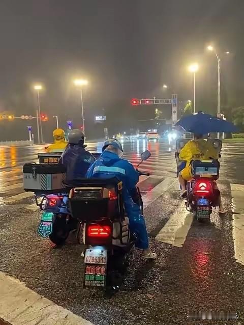 一位社会学家直言戳破：失业后只要往下沉，去摆摊、送外卖、跑网约车这类低门槛行当，