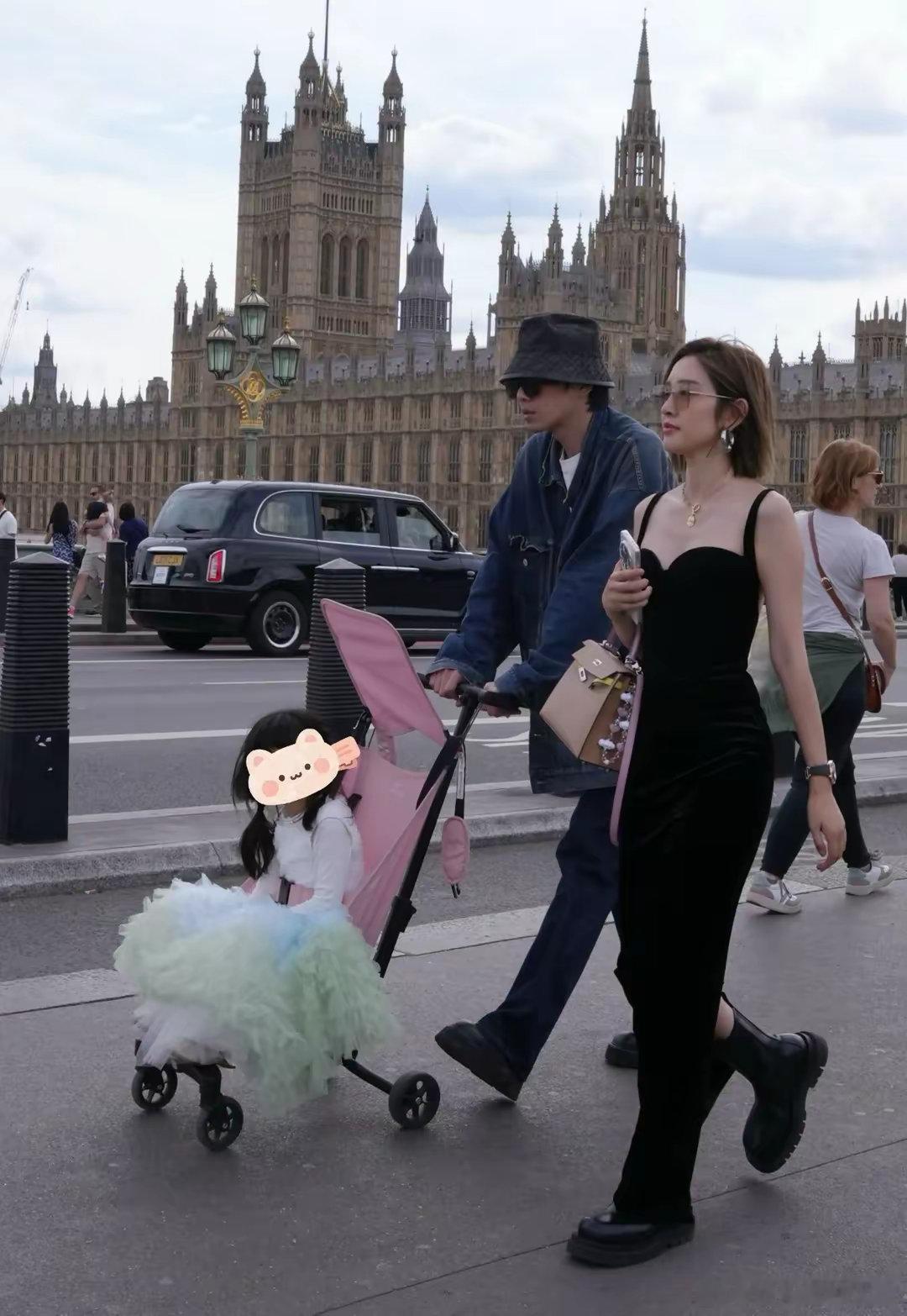 网友伦敦偶遇张若昀唐艺昕一家三口伦敦偶遇张若昀唐艺昕一家三口，夫妻俩真养眼，很喜