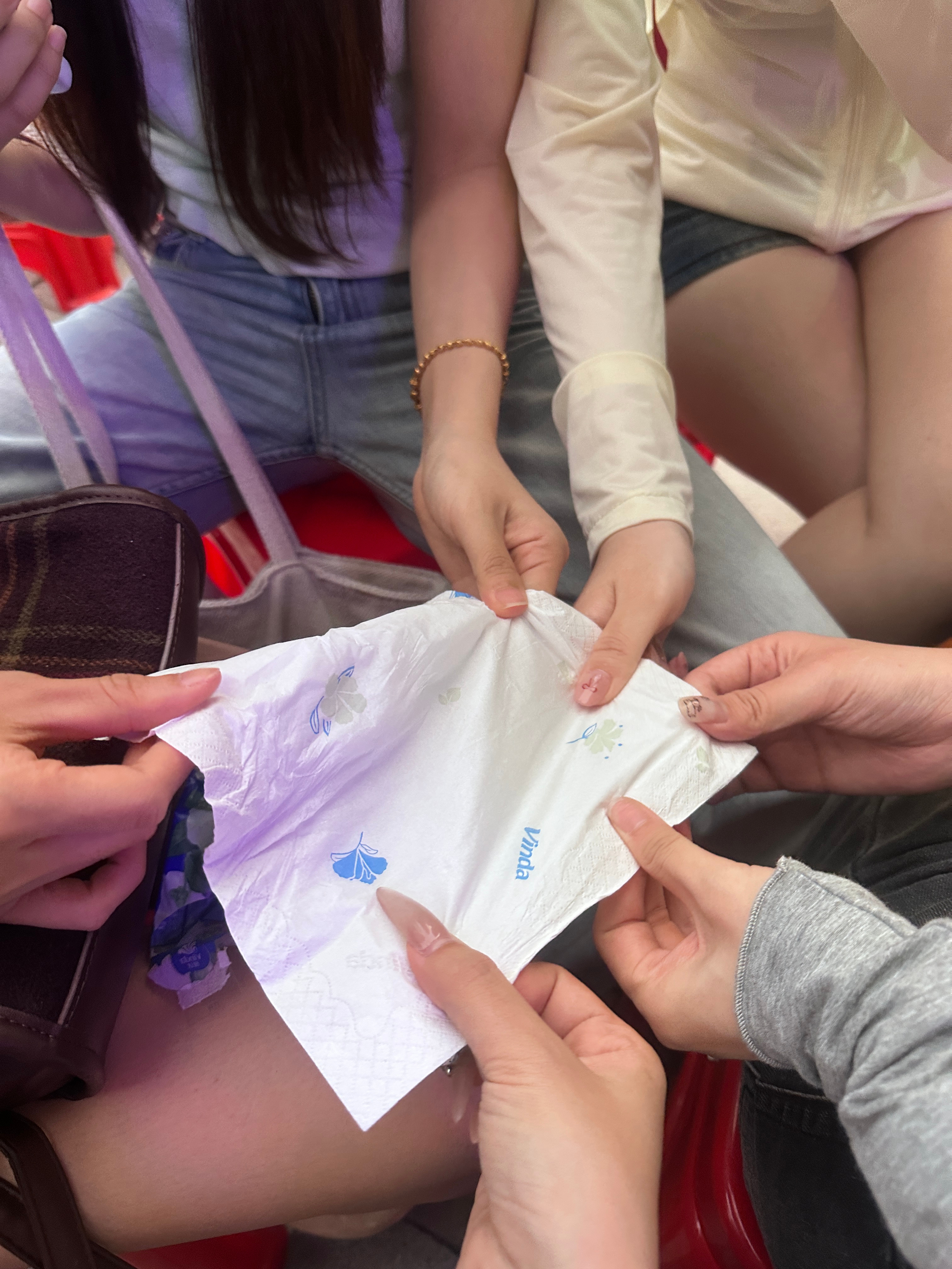 五年级童鞋聚会✌🏻p1超搞笑是我们六个人共用一张纸巾特别小气。本来要吃贵州菜的