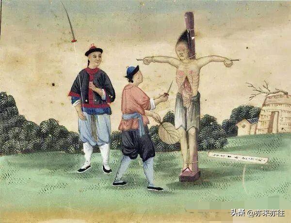 满清十大酷刑之---开膛！
没有麻药，在人完全清醒的时候进行！不是失血而亡，而是