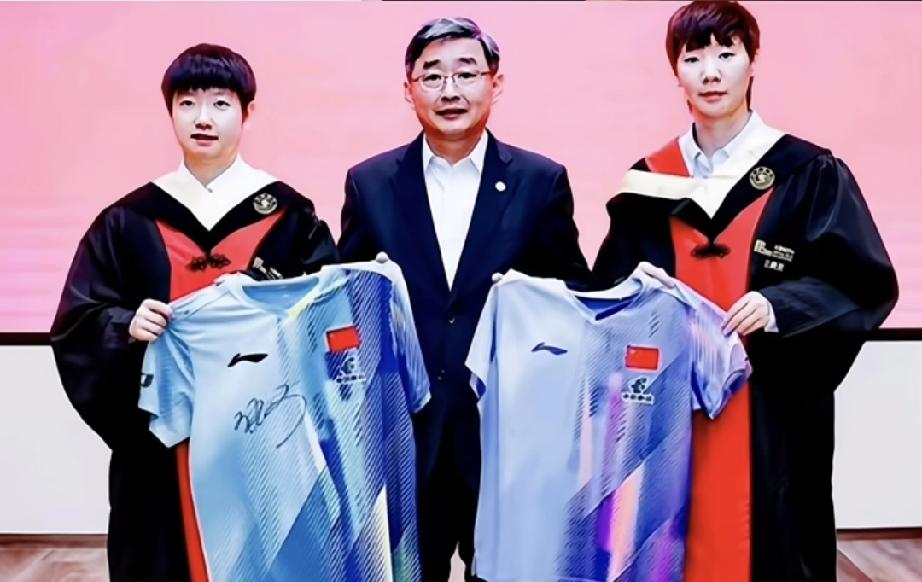 孙颖莎王曼昱上海交通大学毕业活动最新合照！莎莎曼昱手持亲笔签名的国乒比赛服，与学
