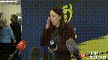 新西兰前女总理杰辛达·阿德恩怎么了？没洗脸还是没擦粉？后面的配图更有意思，变化太