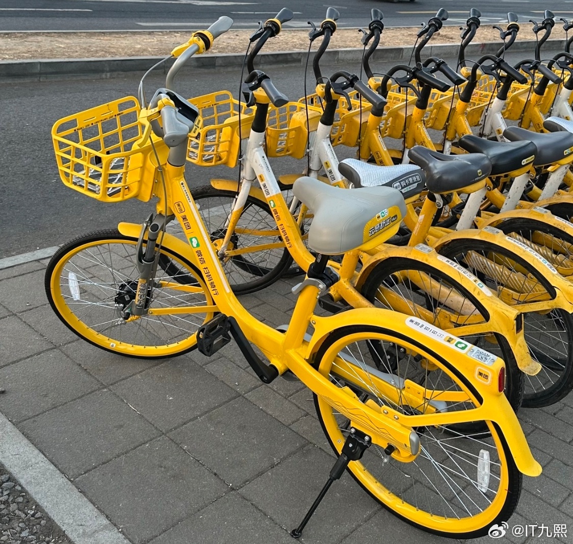 美团单车这是又升级了？前天去上海找朋友吃饭，出地铁等网约车的时候，看到一排美团单
