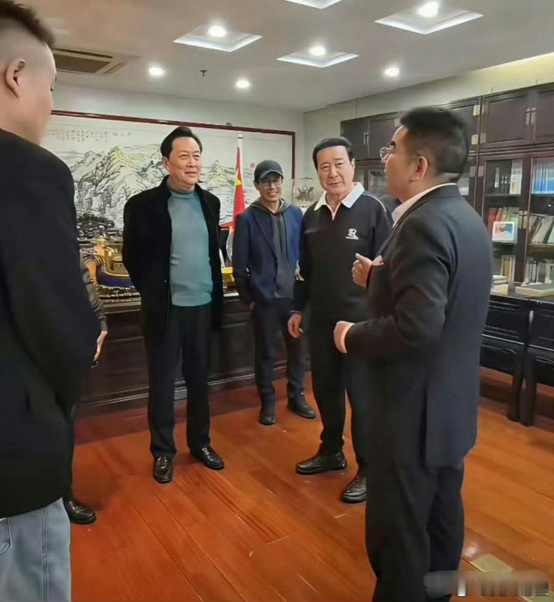 陈光标的办公室，唐国强的气场真强。 