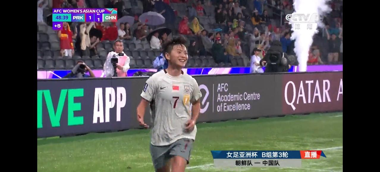 恭喜中国女足2比1击败朝鲜女足获得小组头名！这场胜利真的很不容易，因为朝鲜是我们