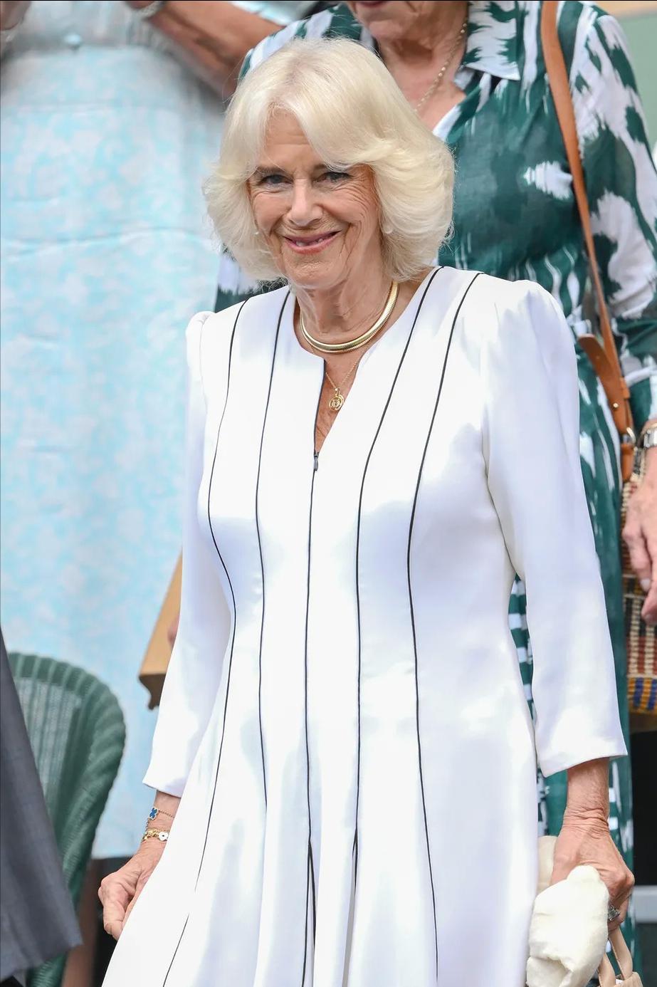 爱折腾！卡米拉王后的妹妹安娜贝尔今年74岁了，但是她的皮肤状态比卡米拉好些，脸部