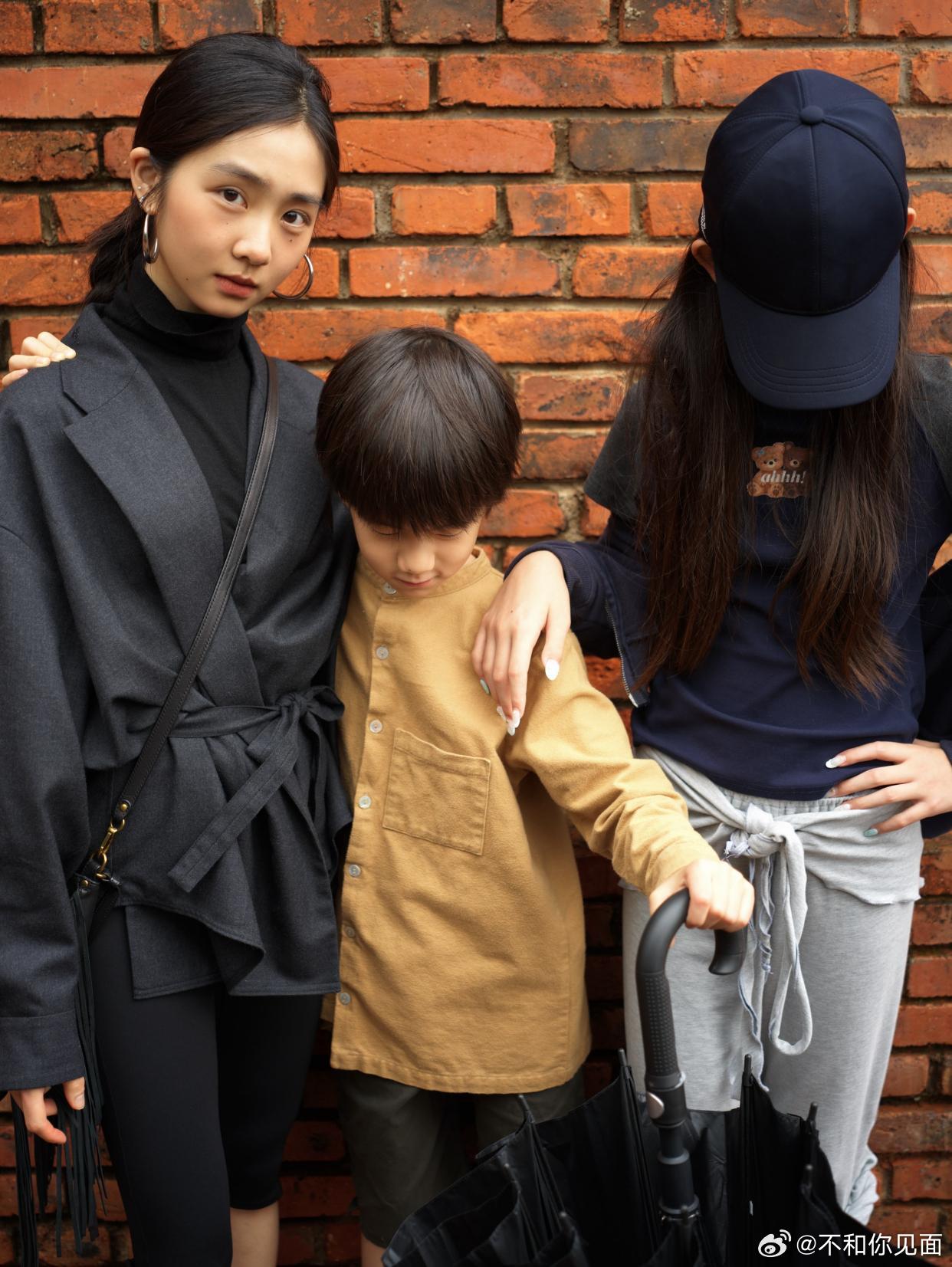 8月1日，黄磊孙莉大女儿黄多多在社交平台晒出和弟弟妹妹的合影，姐弟三人互动有爱。