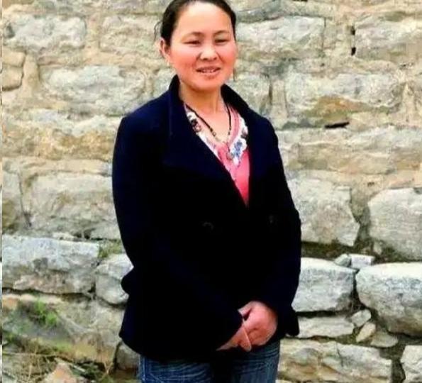 1994年一名18岁的女孩被人贩子以2700元卖给了一位放羊人，洞房当晚，女孩紧