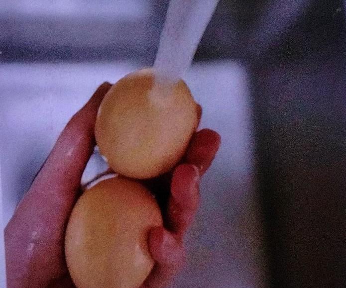 东北大米3元一斤，猪肉13元，白菜2元，燃气又涨了5%。
一顿家常饭，老人兜里只