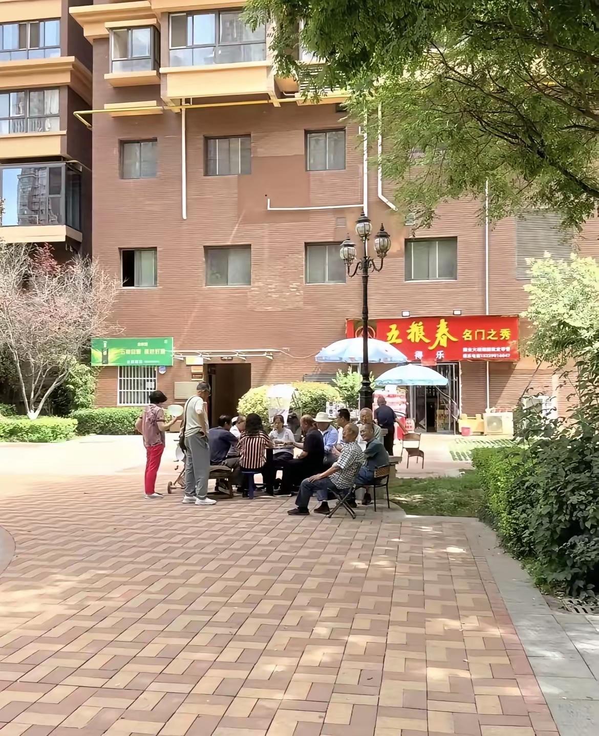 警校录取的喜报还没捂热，手臂上一个“恋爱脑”的纹身就把全家的心打入了冰窖。这种明