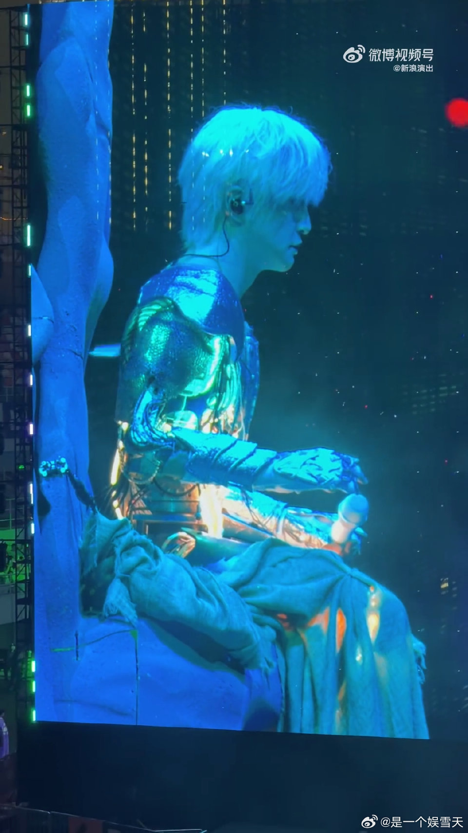 薛之谦与薛之谦Ai机器人共唱骆驼 薛之谦舞台整活天花板！和AI机器人同台合唱《骆