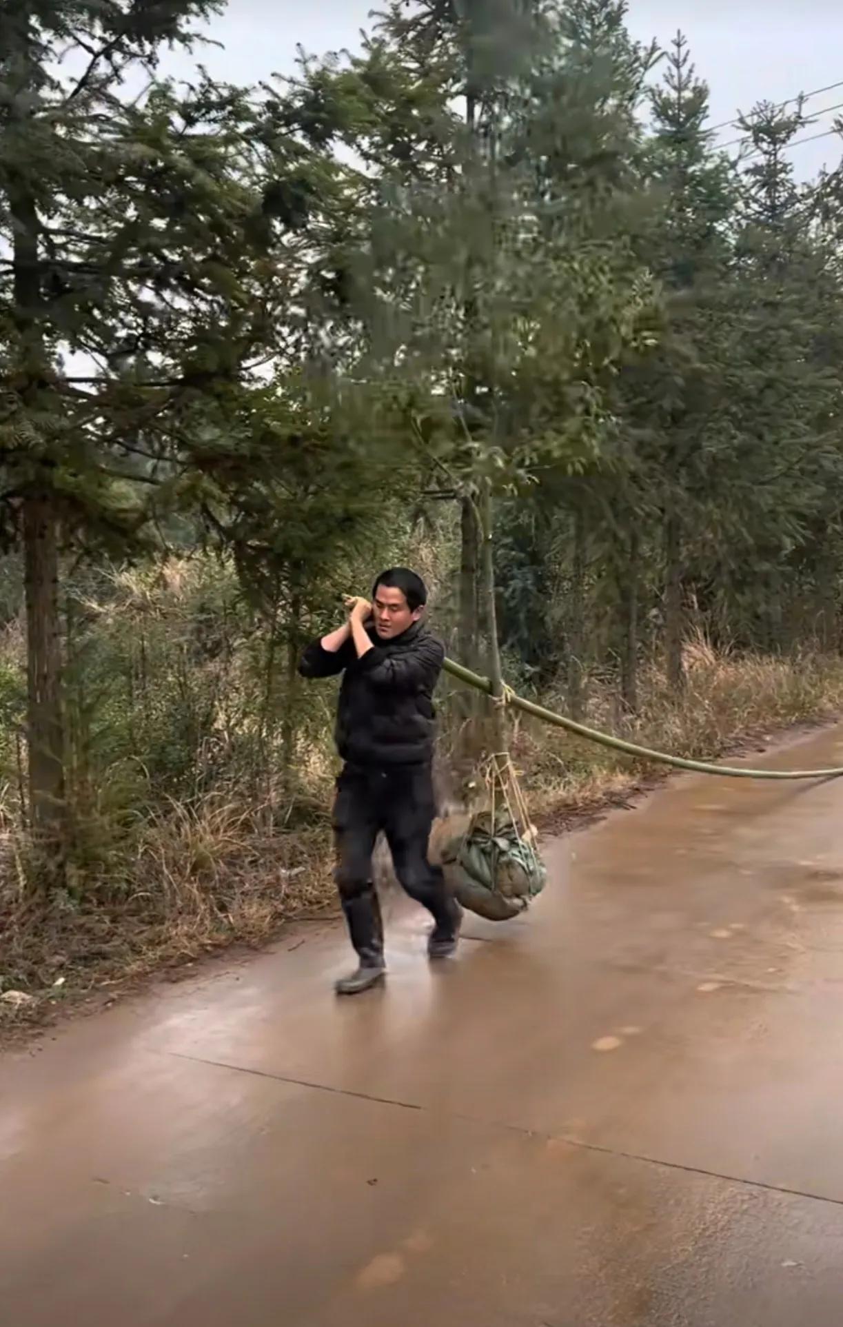 谁说一个和尚没水喝？办法总比困难多，一个人做出了俩人的效果，这就是农村劳动人民的