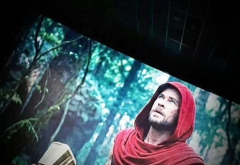 雷神在挪威暴雨里翻找奥丁的神像。
不是要召唤雷电。
是跪着祈祷：“让我回家。
”