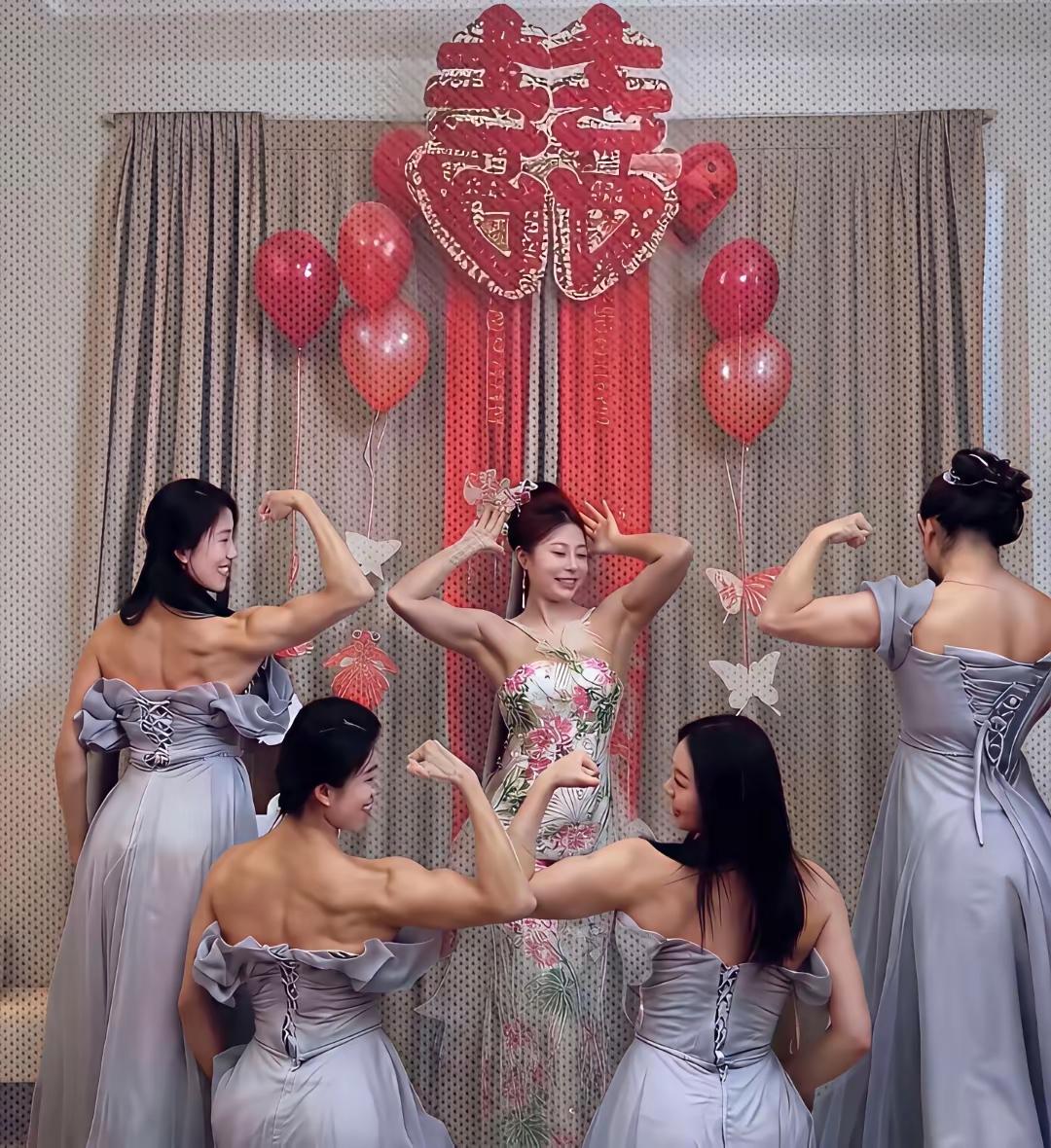 一场婚礼，照见时代“肌理”。当传统角色被颠覆，伴娘以力量之美登场，伴郎团却望而“