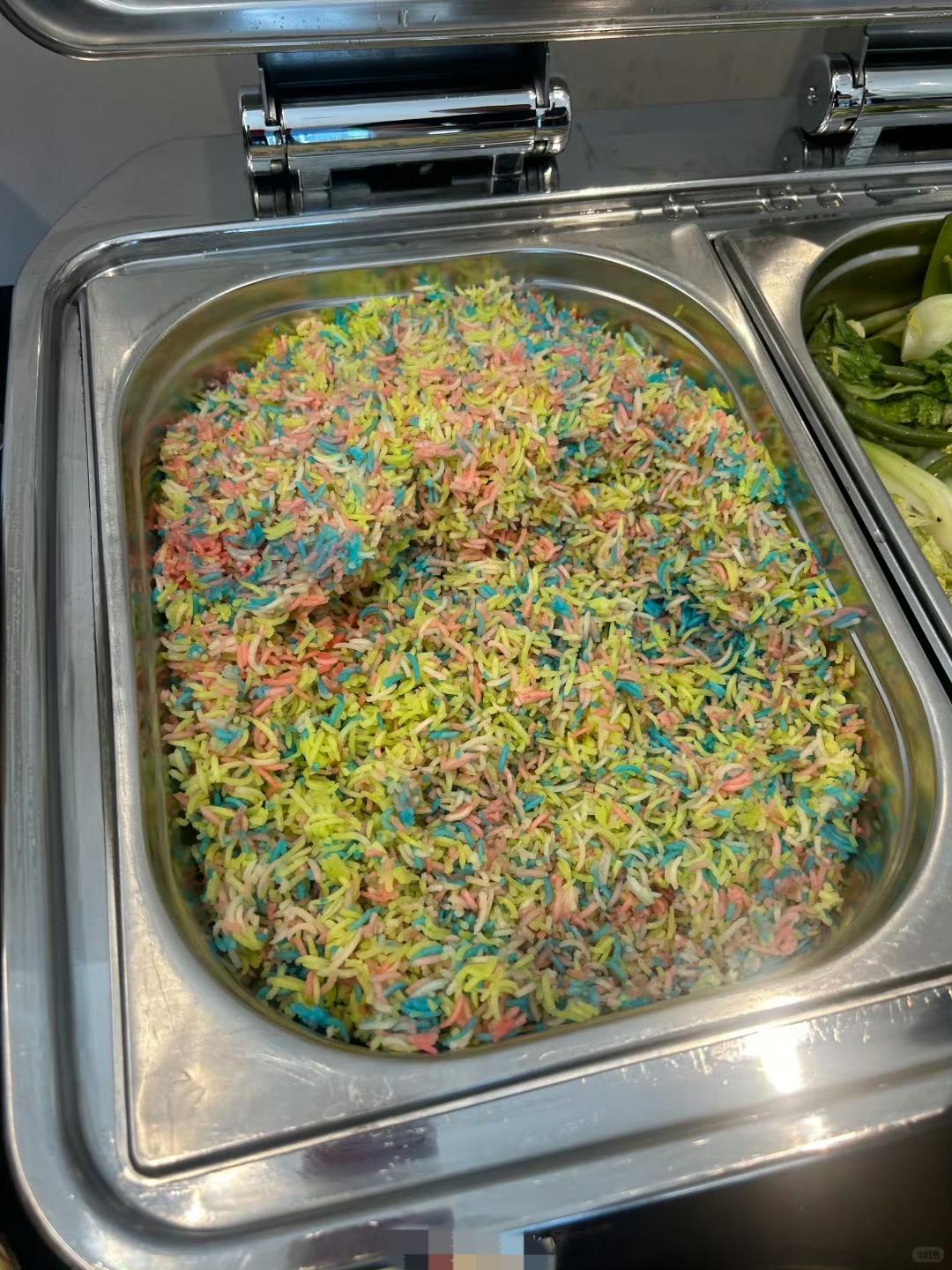 rainbow rice，彩虹米饭，英国白人食堂最新力作。不要笑话他们，中国也有