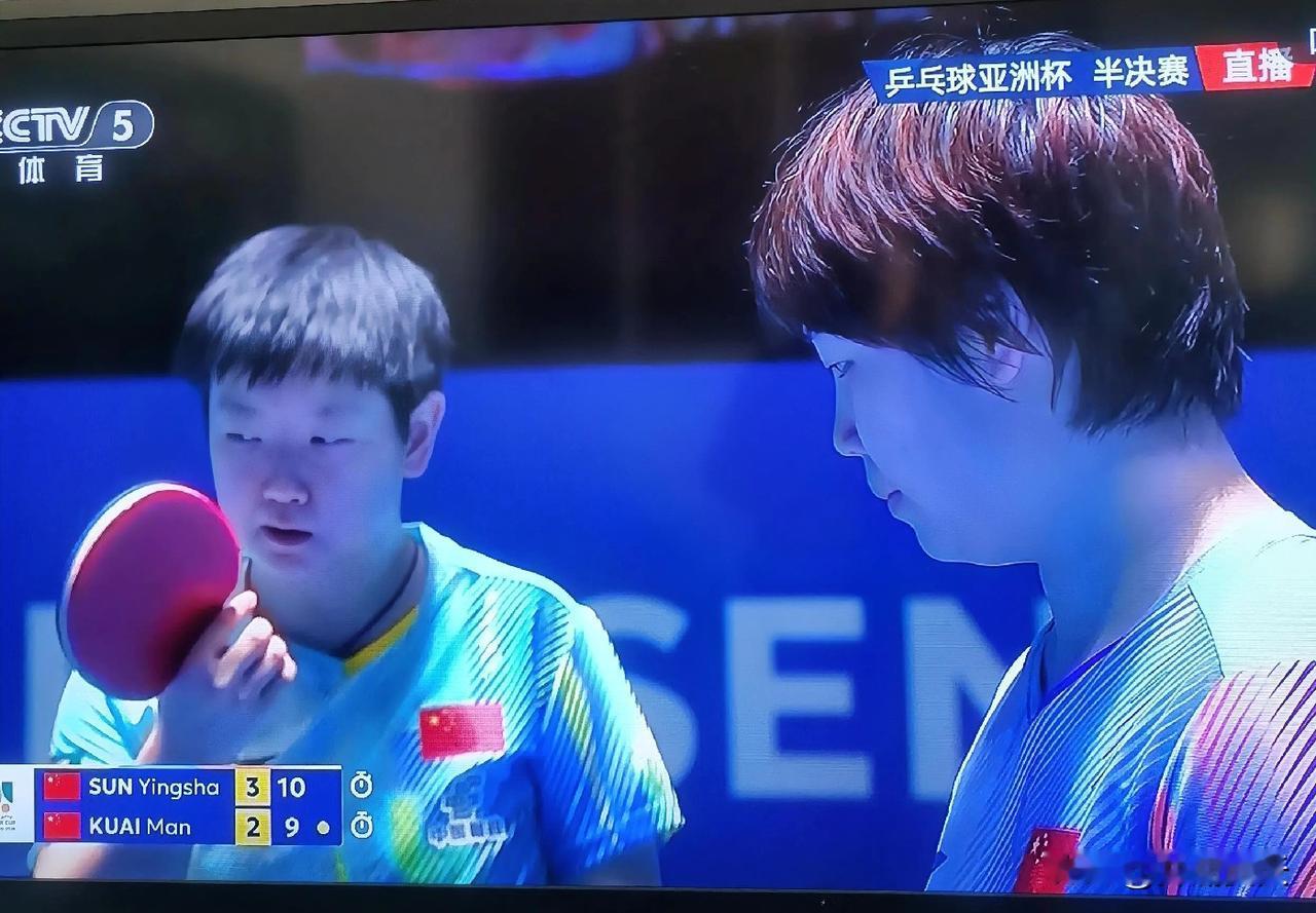 蒯曼安静的等着发球。对面孙颖莎擦擦球拍，再擦一擦，吹一吹手上的汗水，明显看出是在