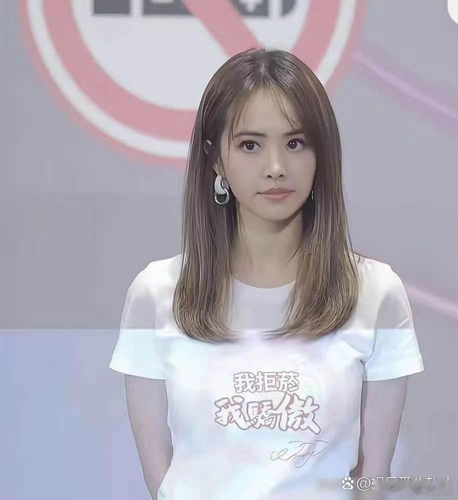 十九岁的蔡依林青涩灵动，满脸少女元气，模样清纯又亮眼。 