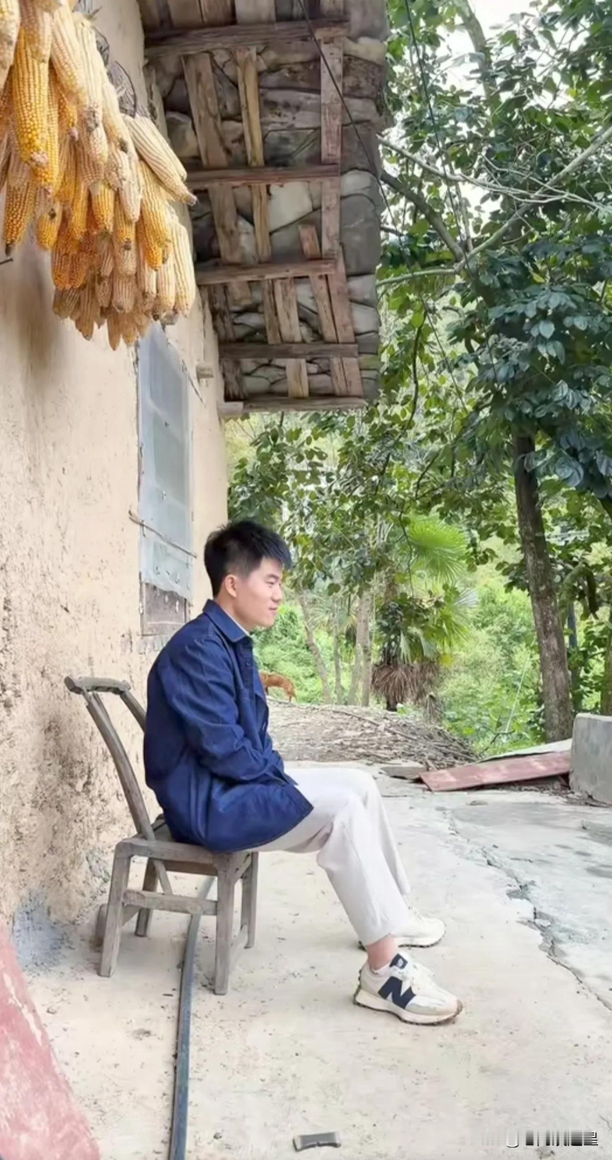 董老师带着贾祎祯捡板栗
一条狗一只公鸡和四只鹅
回到村里年轻变大学生
这发型干净