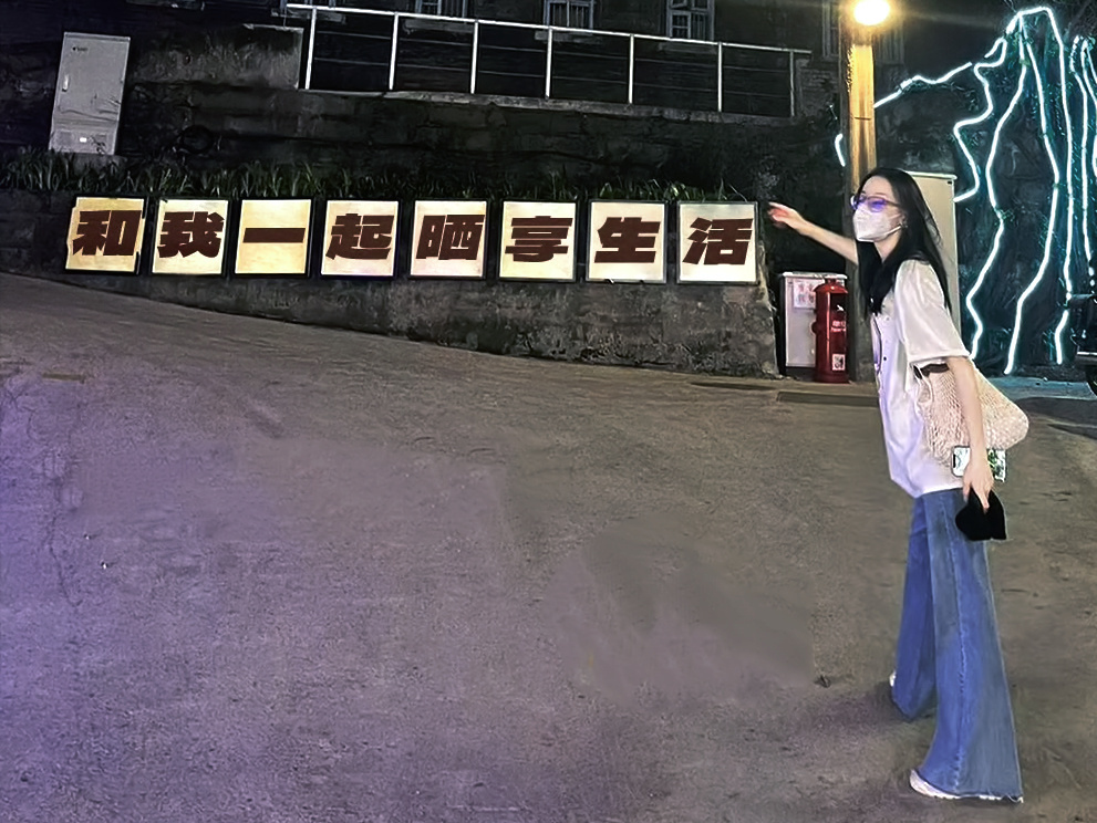 闲行市井里，自在享生活📸🖤fakeme首位全球品牌代言人迪丽热巴