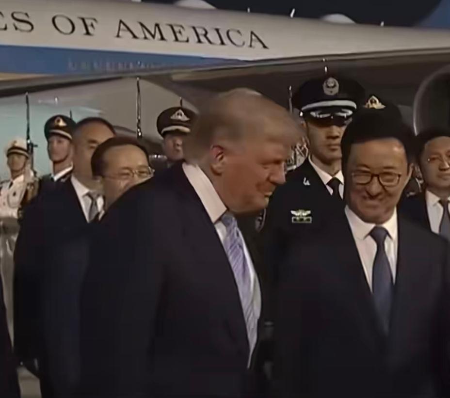 你们猜猜，特朗普这次访华，会不会希望中方赶快买下世界杯转播权？毕竟，美国可是这届