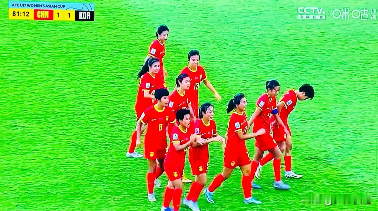 冰火两重天！中国U17女足董宇杰在第81分钟刚完成精彩一条龙，为中国女足踢进扳平