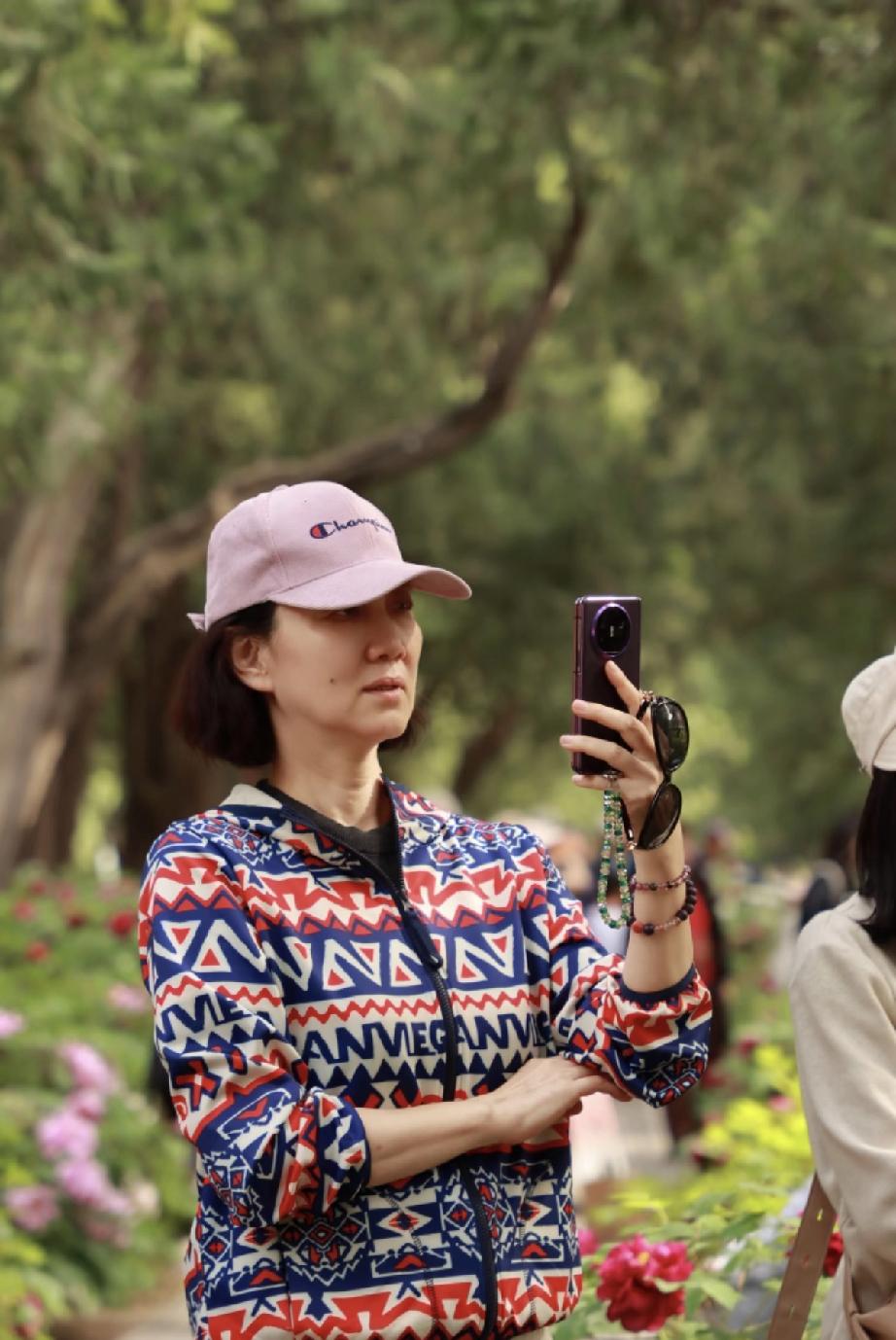 4月27日，央视前新闻主持人李修平一个人现身北京太庙，她打扮朴素成了退休的老太太