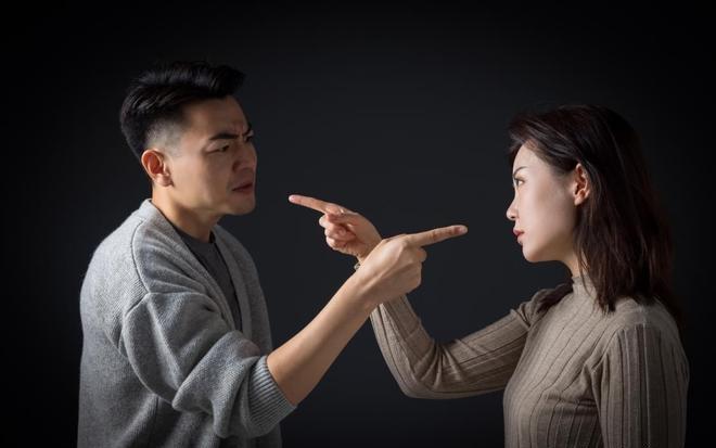 “冤到家了！”四川遂宁，一女子嫌丈夫不开车接自己下班，一耳光扇丈夫脸上，丈夫也不