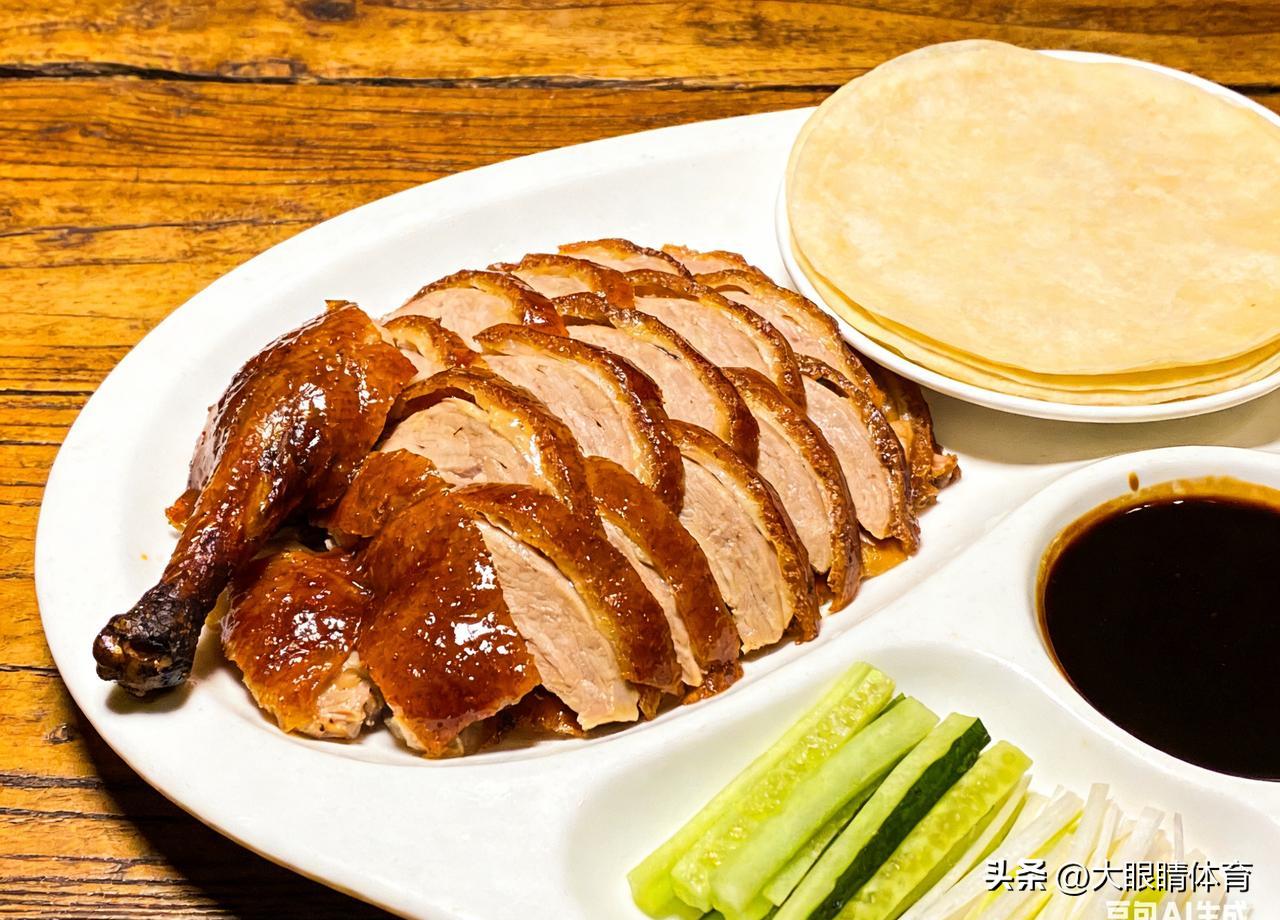 在北京扎根整整32年，她还是咽不下那口豆汁儿。
女儿点一桌油亮亮的北京烤鸭，她勉