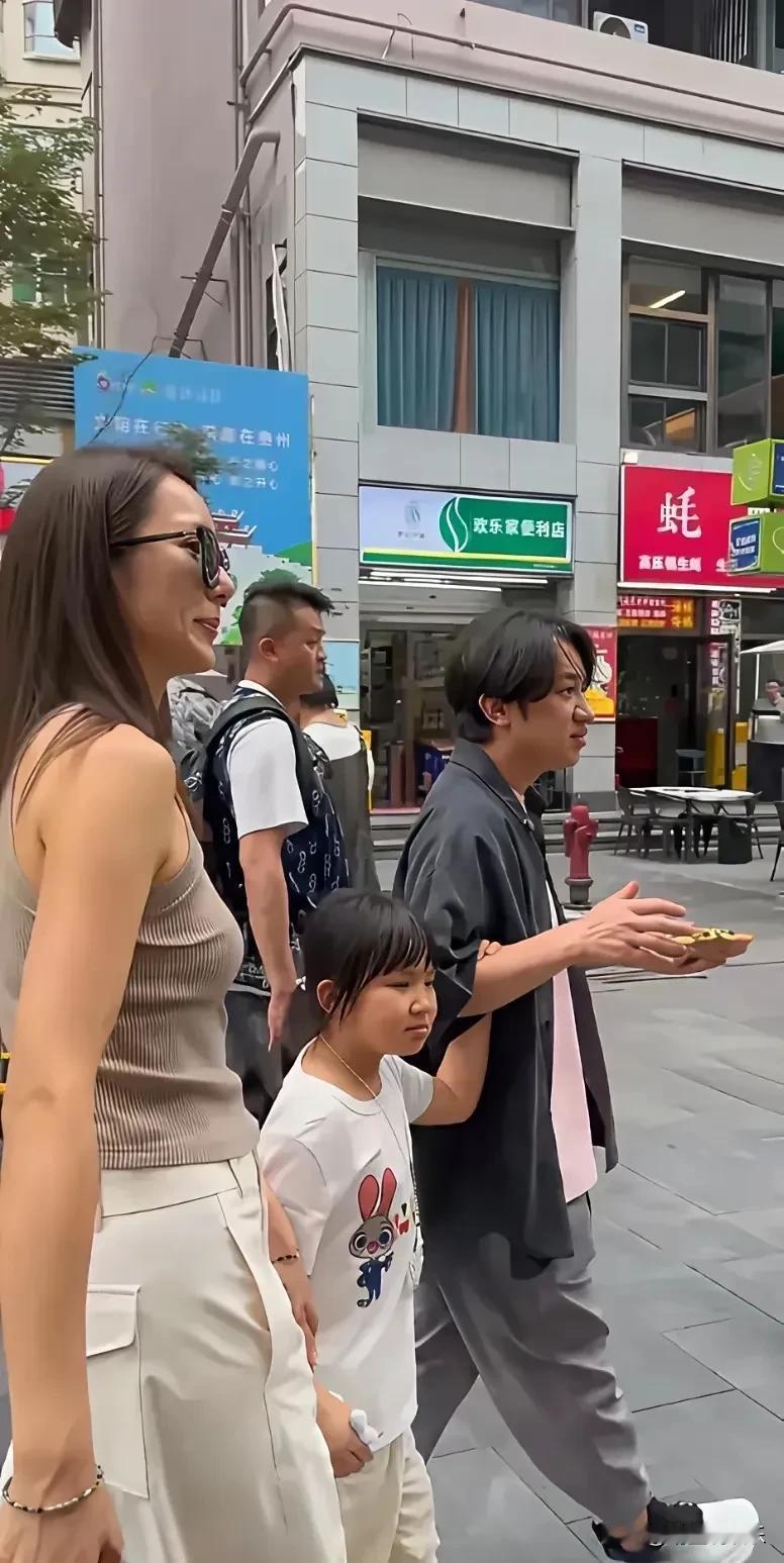 看到王祖蓝女儿正脸照，再一次感受到父系基因的强大。
他女儿的五官和脸型甚至肤色几