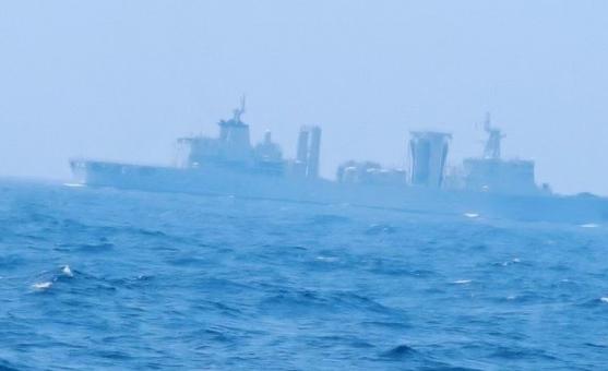 台媒报道称，大批解放军军舰出现在了澎湖附近海域。当地渔民表示，11日中午出海时，