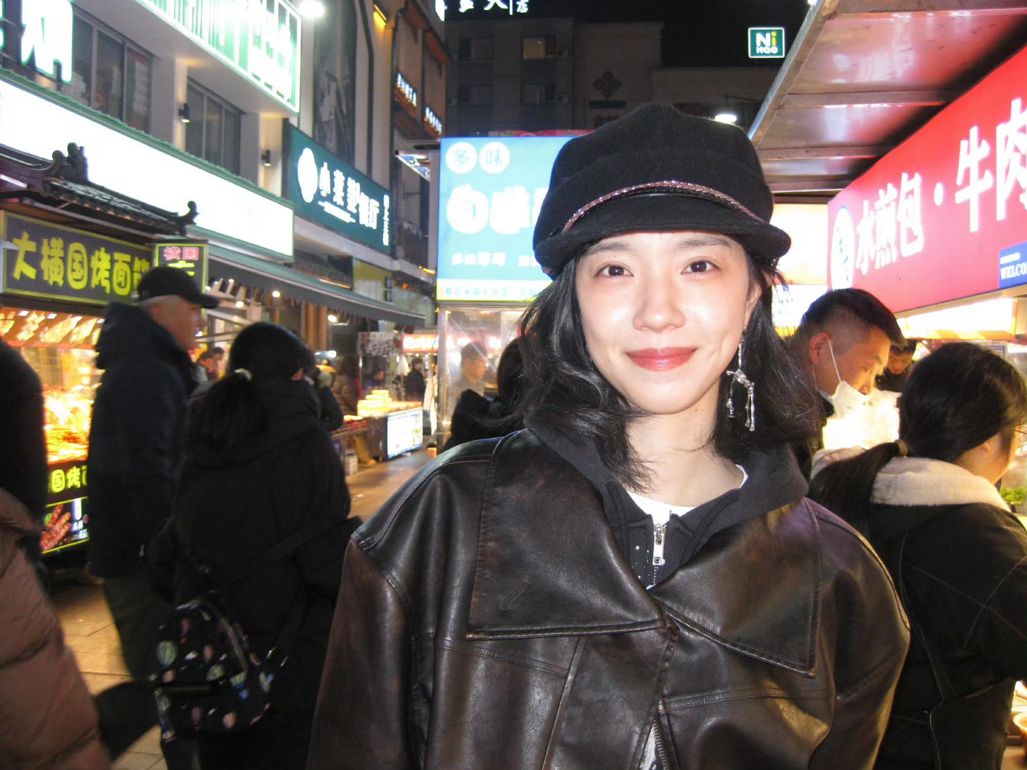 向全世界安利庄达菲 和一起逛夜市吧果然权威的脸在哪里都出图，即便是在夜市小庄今天