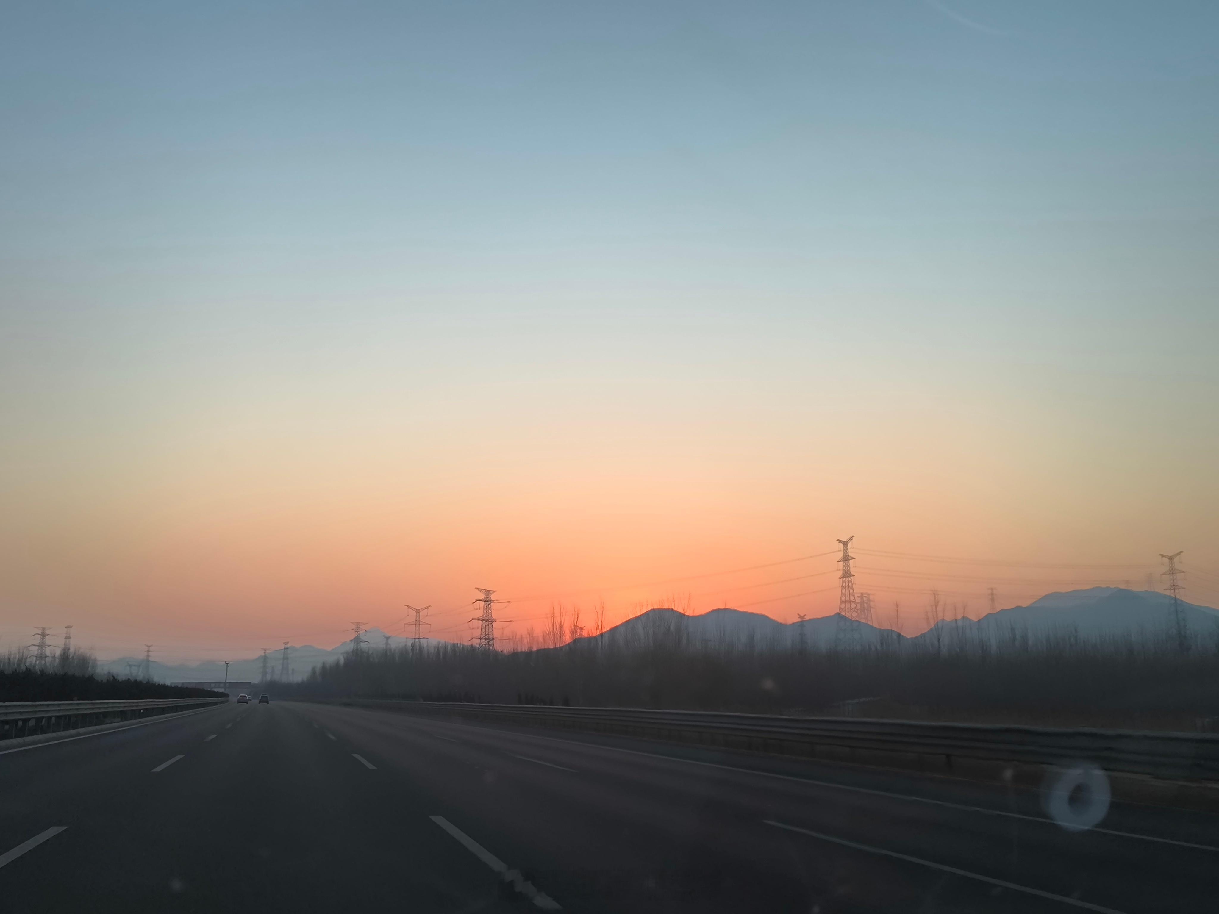 女子跟男友回老家看到木棍梯子惊呆看到木棍梯子犹豫了，是对这个梯子的安全性犹豫，还