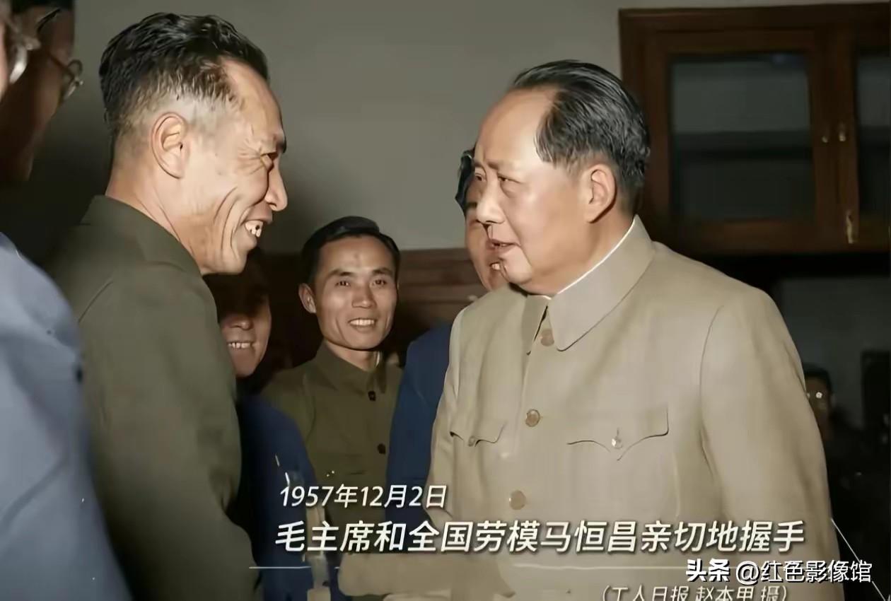 这组珍贵老照片记录毛主席深入工厂、接见劳模的多个瞬间。他俯身细看生产设备，与工人