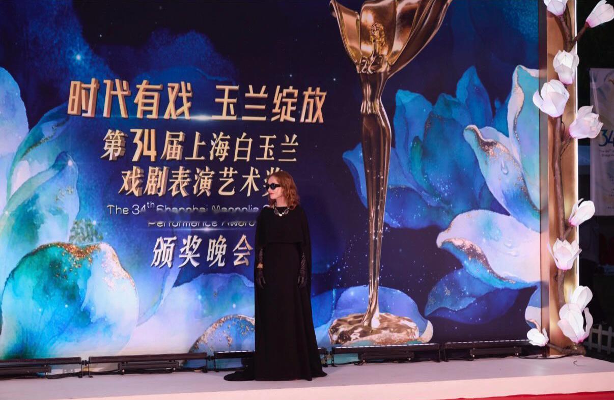 于佩尔晒图，出席第34届上海白玉兰戏剧表演艺术奖颁奖晚会，她凭借《樱桃园》获颁主