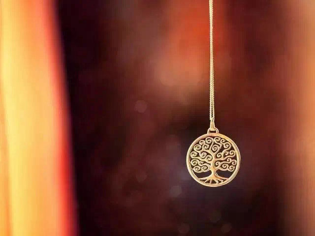 人生最大的幻象，就是活在别人的眼光里，不得不去做很多“只是为了给别人看见的事情”