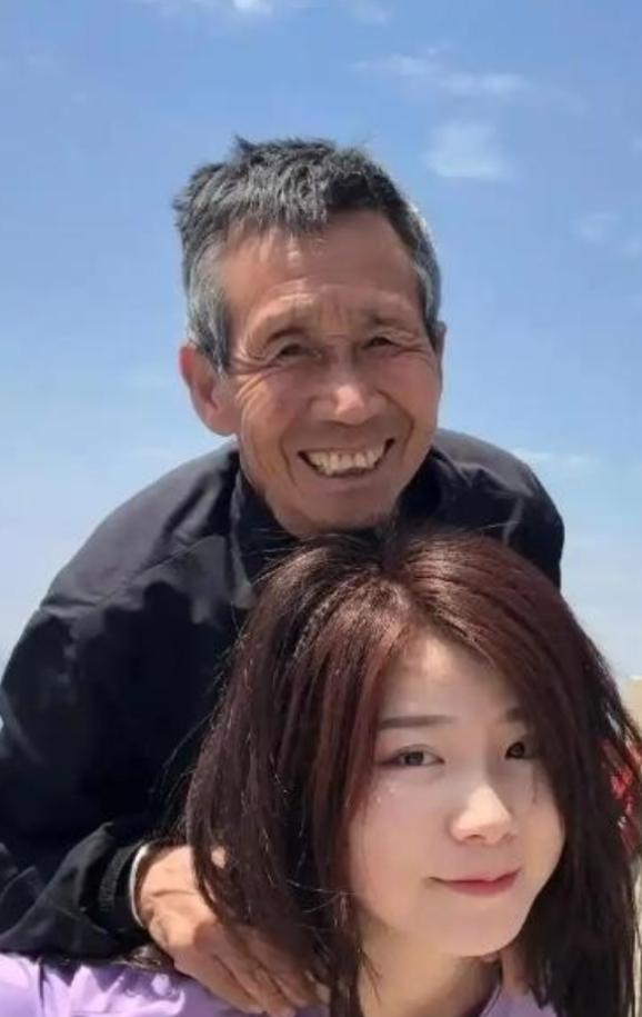 1997年，河南一个50岁光棍，捡回1名女婴。不料，送她读书后，她竟怒问：“穷到