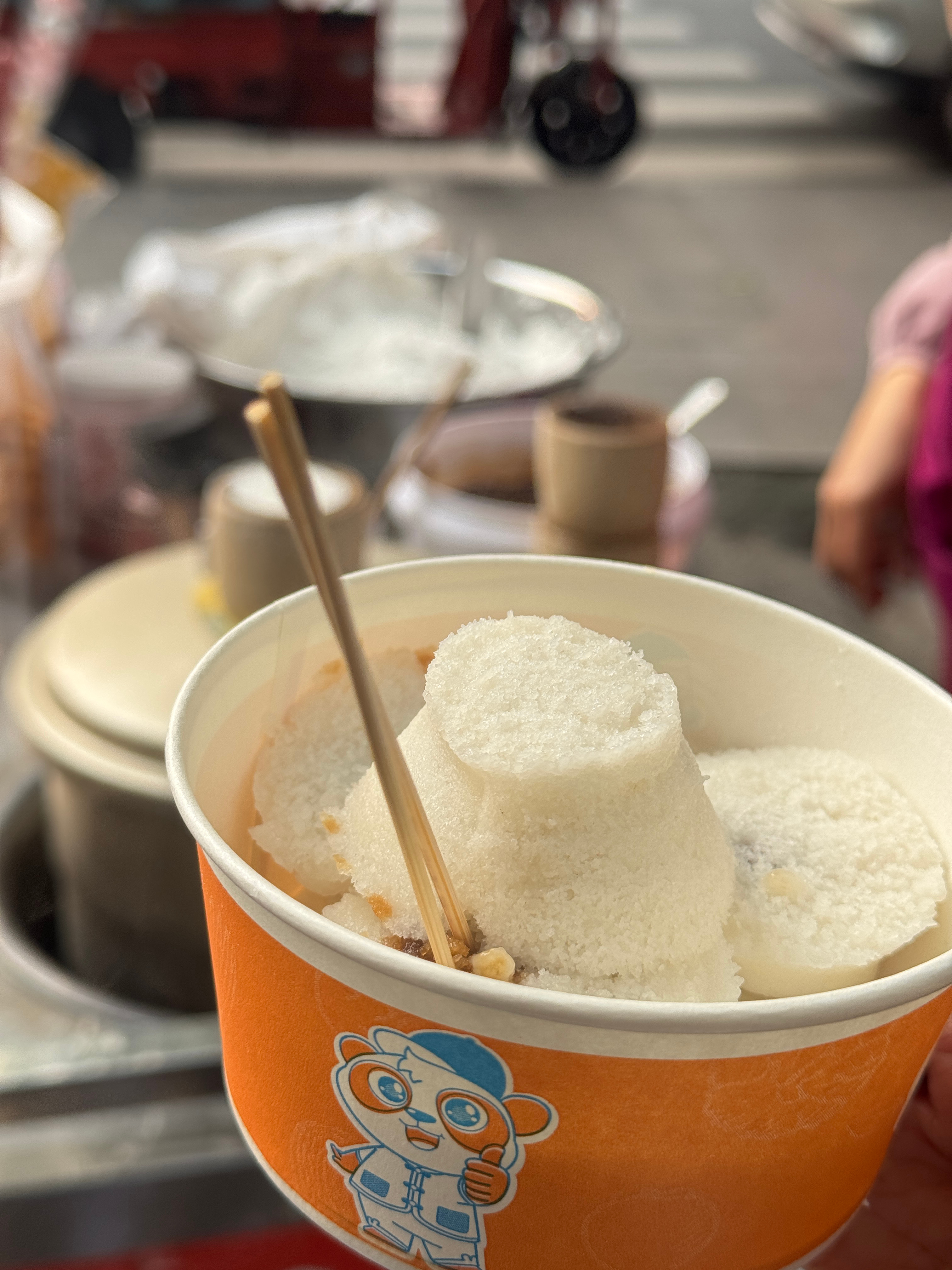 铜梁的特色凤爪买了冲冲糕吃了，一块钱一个太有诱惑了，现点现做，软软的有一点点较劲