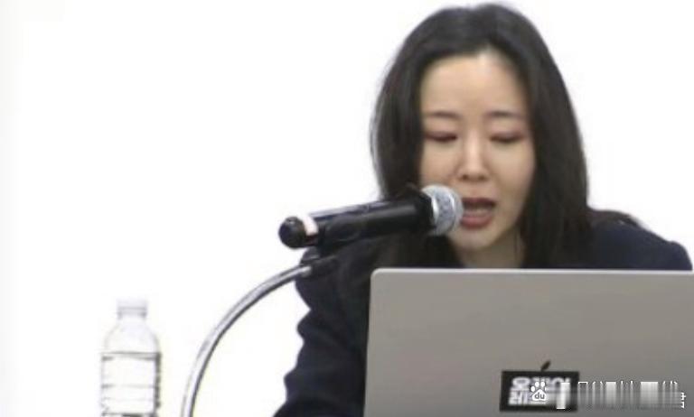 25日，闵熙珍在记者会上提出放弃她获得的255亿（约1.22亿人民币）韩元法院和