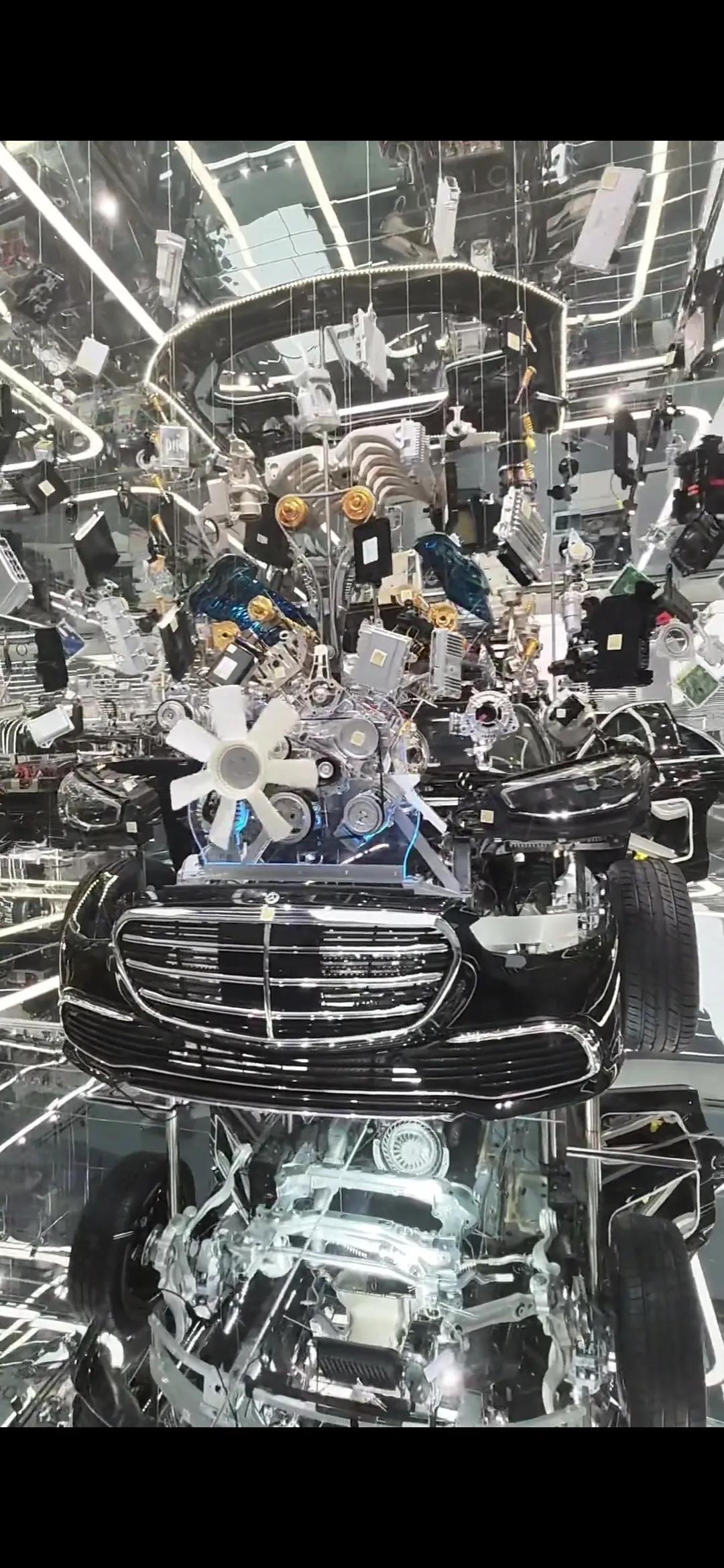 奔驰和小米一对比，就知道为什么大家都在造电车了。

图一是奔驰的S级，当整辆汽车