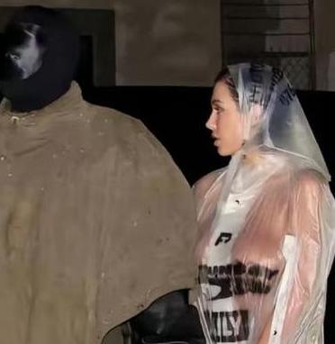 让妻子什么“都不穿”！2024年2月5日晚间，洛杉矶阴雨连绵，坎耶与妻子比安卡一