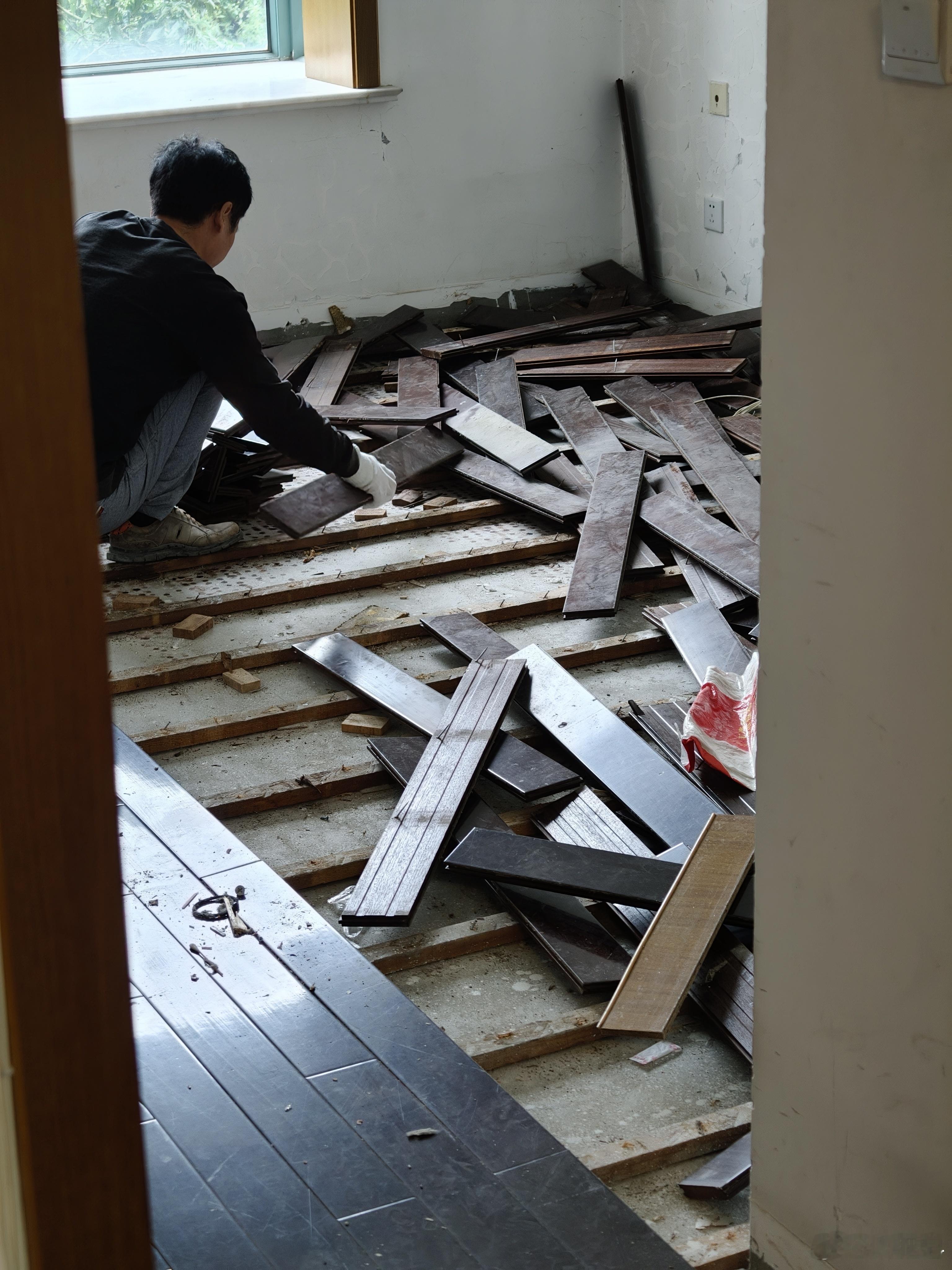 开始敲地板了，装修进行时……感觉每一步都是坑，每一步都是经验。 ​​​