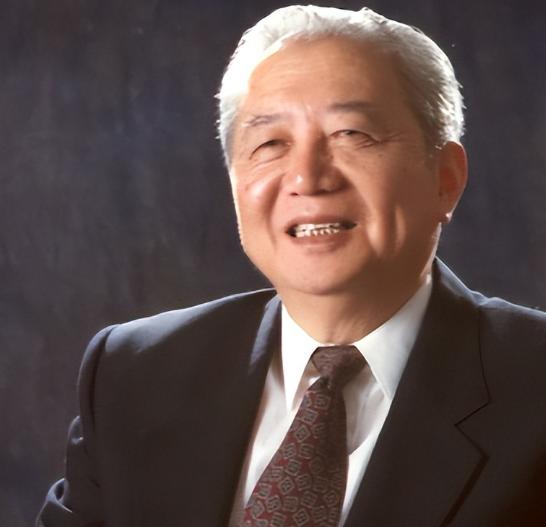 高价买废铁，亏了几个亿，美国等着看笑话。2001年，中国吃了大亏。可就在这时，一