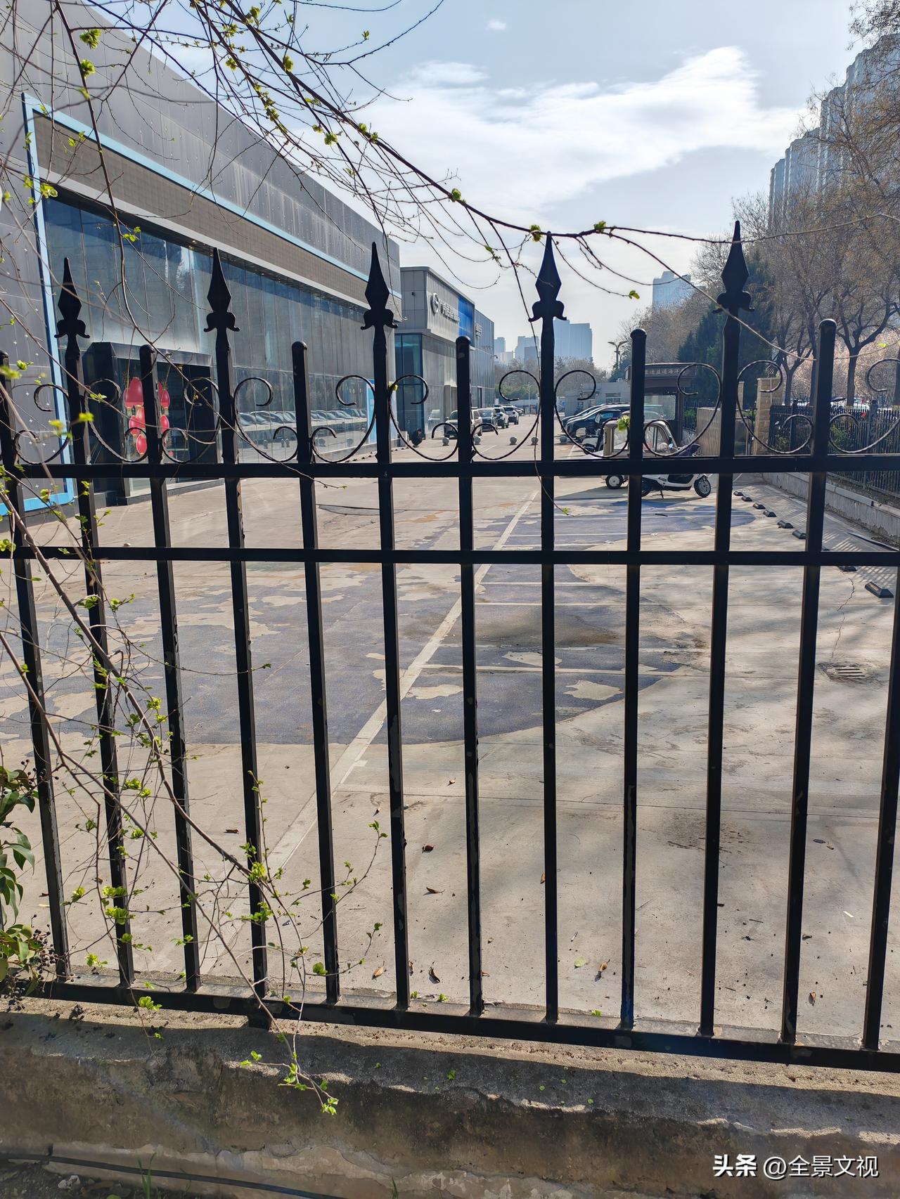 进口车合资车的4S店接二连三的关门，国产车生意越来越好。
      西安凤城五