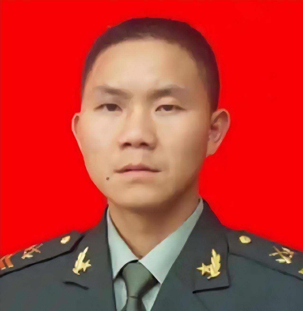 2001年从成都开往武昌火车上，76名歹徒持刀行凶，关键时刻，一个矮个子军人站了