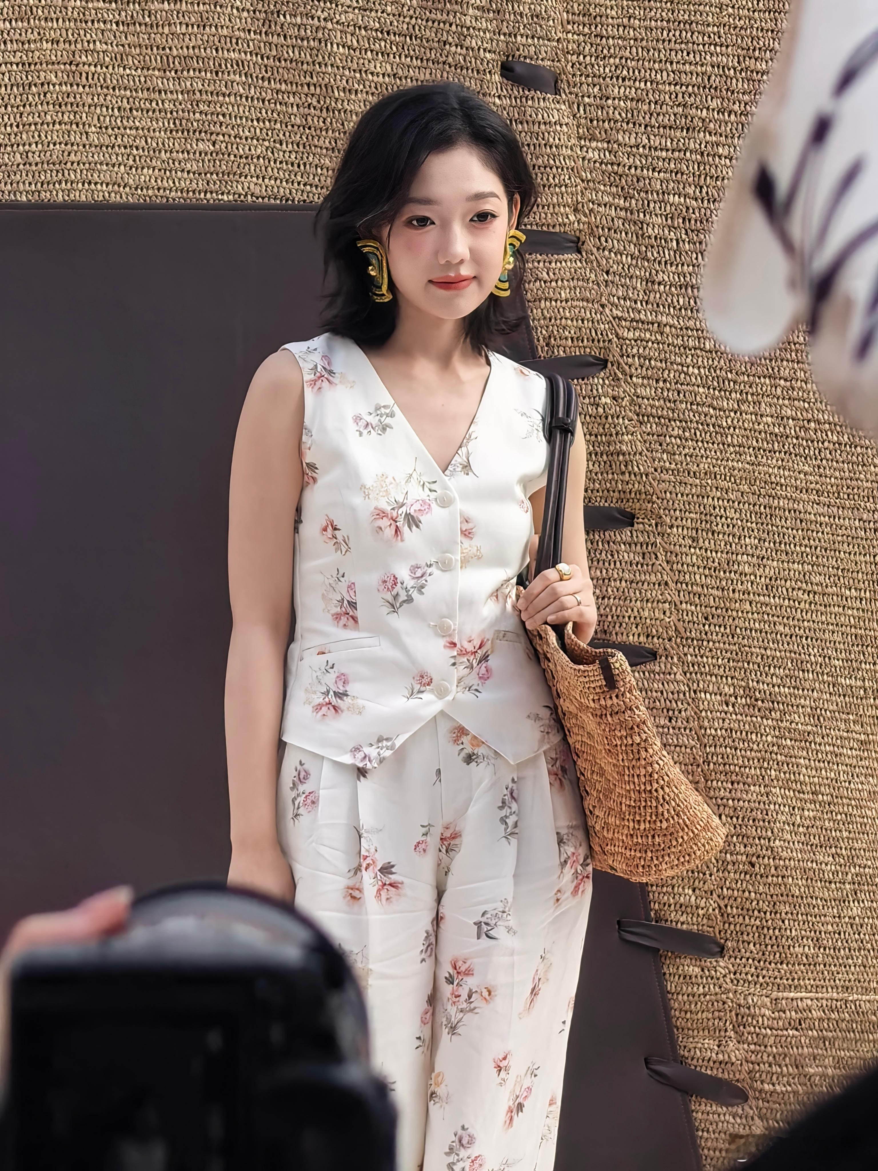 忘了分享今天在三里屯看见了何穗 希林娜依·高真美真美 不愧是超模 好白好白好白好